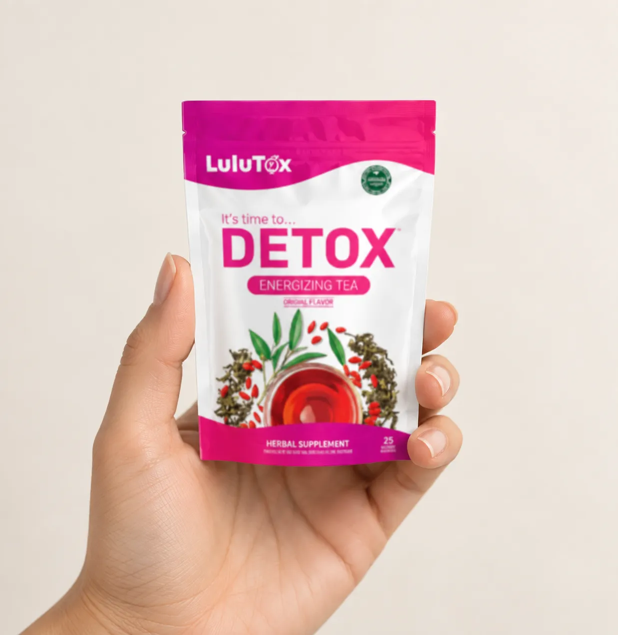 Lulutox Detox Tea — Verpackung in der Hand