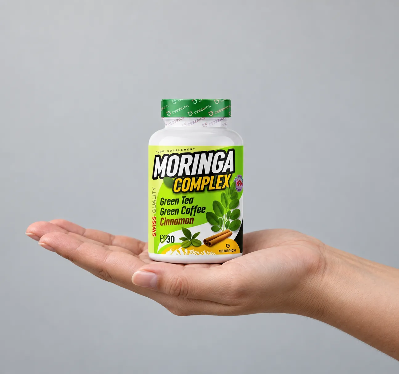 Moringa Complex — Verpackung in der Hand