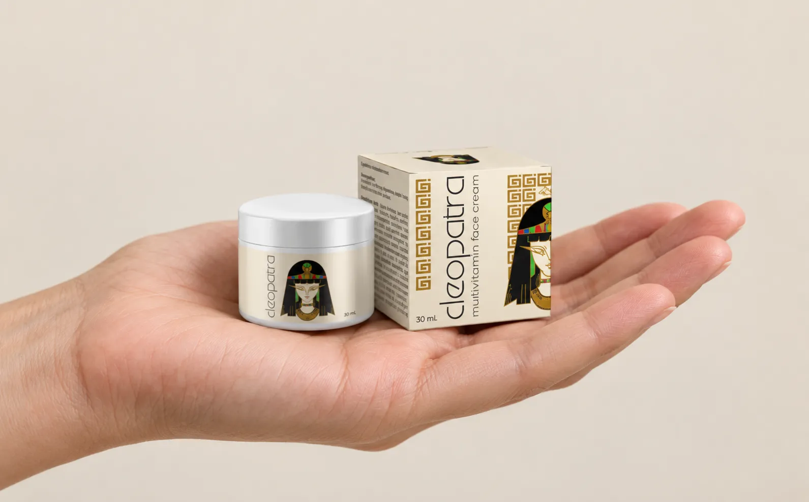 Cleopatra cream — Verpackung in der Hand