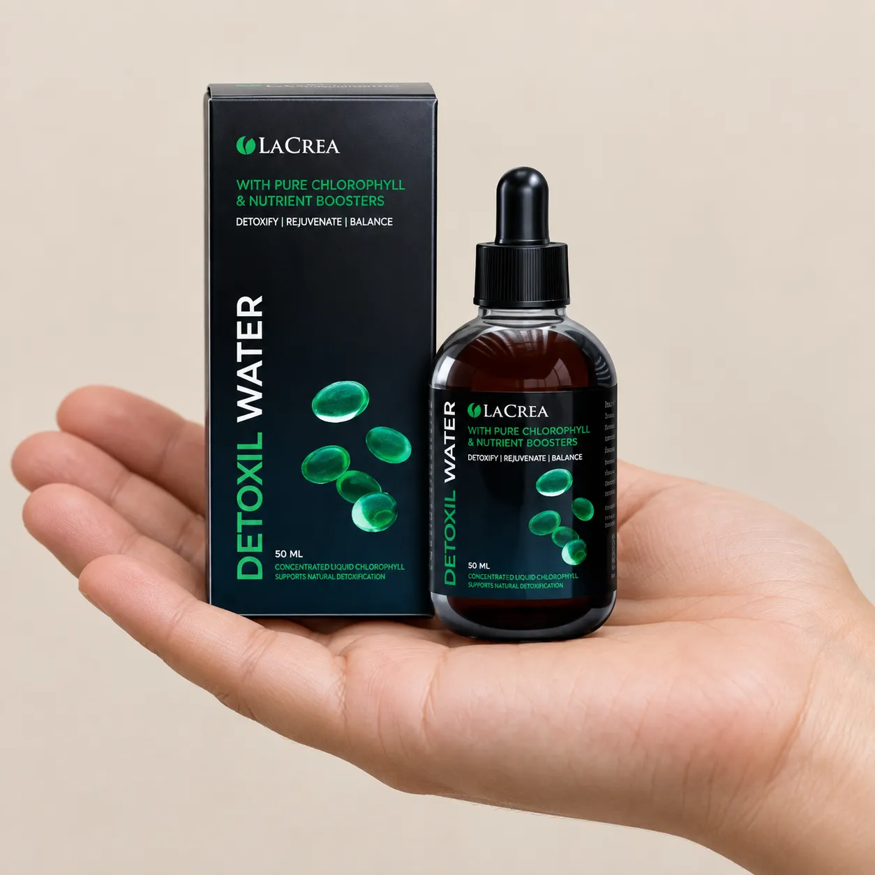 Detoxil water — Verpackung in der Hand
